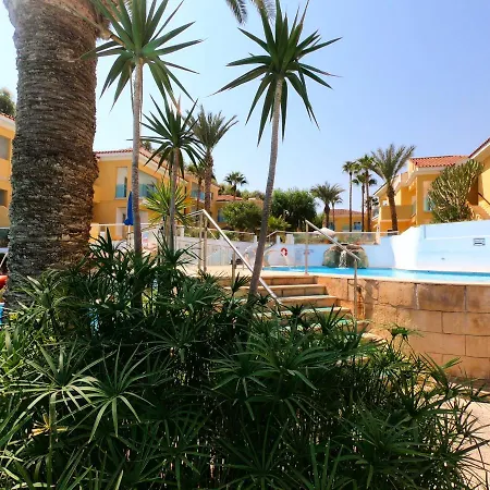 אתר נופש Malama Village 4*