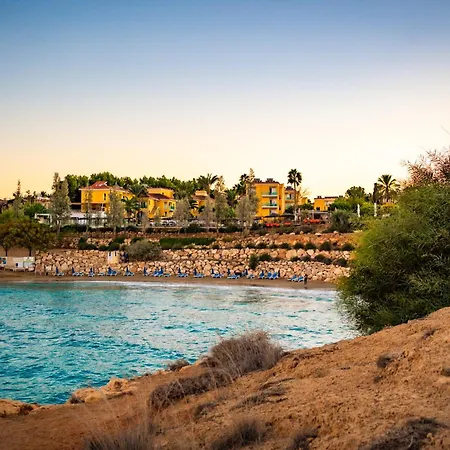 אתר נופש Malama Village 4*